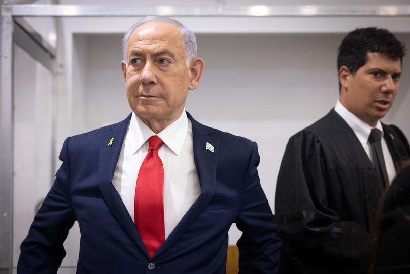ראש הממשלה בנימין נתניהו עם עורך דינו עמית חדד בבית המשפט, אוקטובר 2025