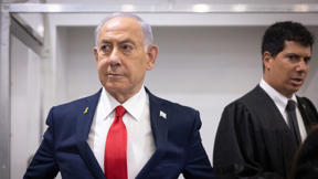 ראש הממשלה בנימין נתניהו עם עורך דינו עמית חדד בבית המשפט, אוקטובר 2025