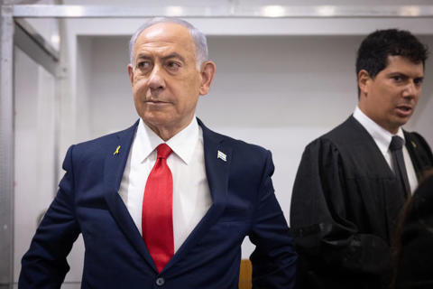 ראש הממשלה בנימין נתניהו עם עורך דינו עמית חדד בבית המשפט, אוקטובר 2025
