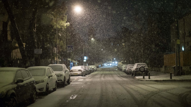 שלג יורד בשכונת קטמון בירושלים בשנת 2019