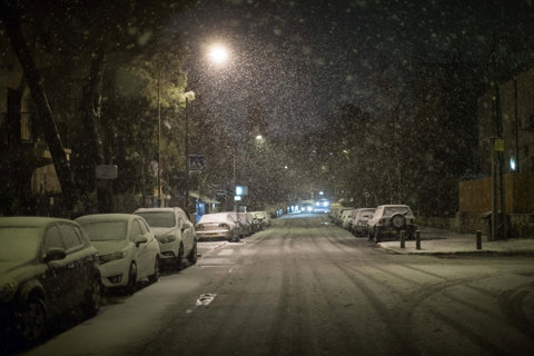 שלג יורד בשכונת קטמון בירושלים בשנת 2019