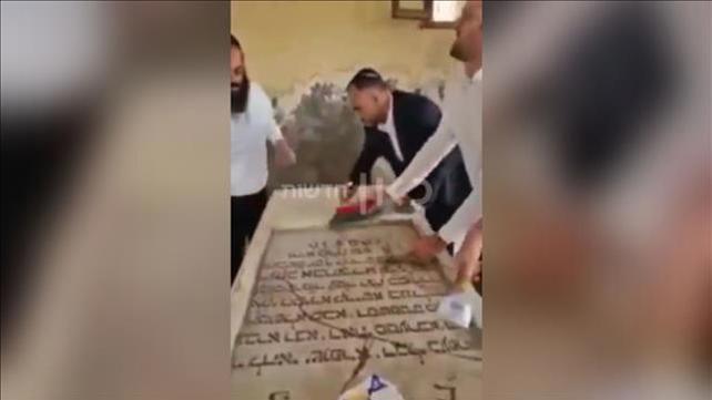 ניקיון קבר הרב יעקב אבוחצירא במצרים