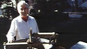 ד"ר מרדכי נאור מסביר על המכונה שמייצרת דבש. 1991