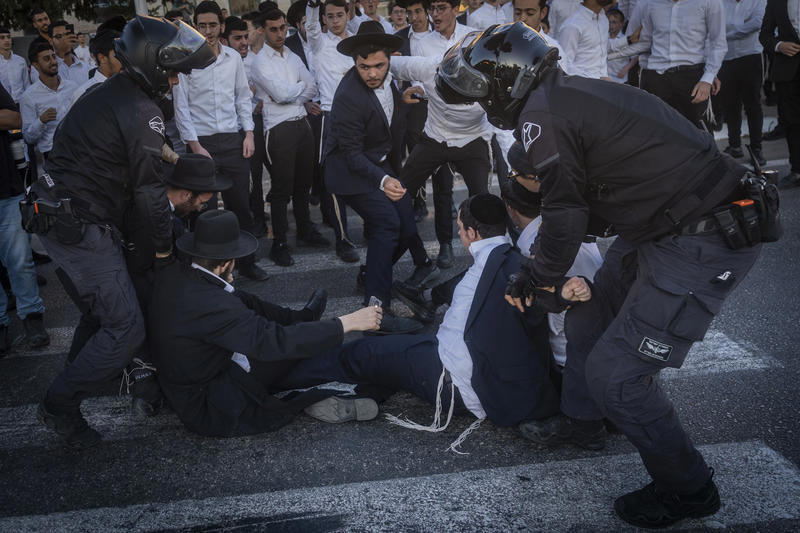 שוטרים מפנים מפגינים חרדים נגד צעדים לגיוס בני ישיבות, 18.06.26