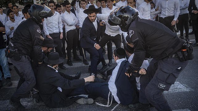 שוטרים מפנים מפגינים חרדים נגד צעדים לגיוס בני ישיבות, 18.06.26