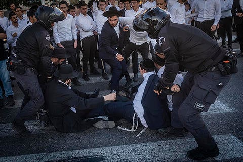 שוטרים מפנים מפגינים חרדים נגד צעדים לגיוס בני ישיבות, 18.06.26