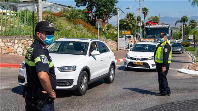 שוטרים בכניסה לאחת השכונות בצפון טבריה, 24 ביוני 2020