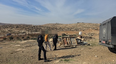כ-20 רעולי פנים תועדו מיידים אבנים לעבר פלסטינים בכפר בדרום הר חברון