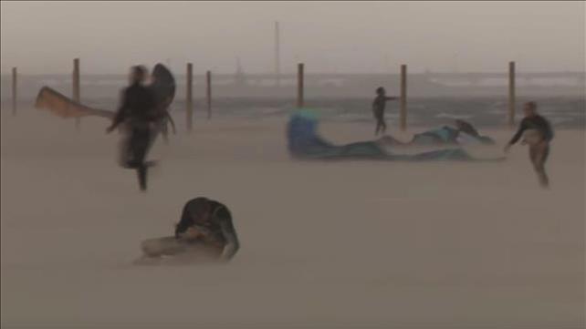 "אנחנו משוגעים, בשביל זה נולדנו": בעקבות מזג האוויר הסוער באשקלון