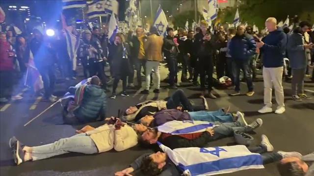 מפגינים נשכבים על איילון בתום המחאה נגד הרפורמה בתל אביב 18.02.23