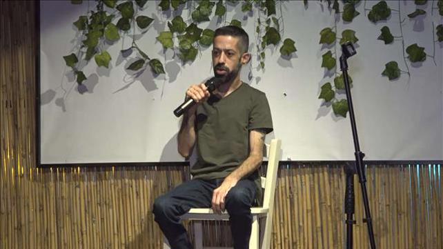 להתמודד עם המגבלה בעזרת הצחוק: הסטנדאפיסט אופיר דהן 