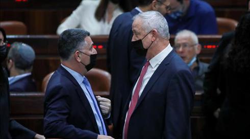 ברקע המשבר הפוליטי: גנץ בוחן שיתוף פעולה עם סער