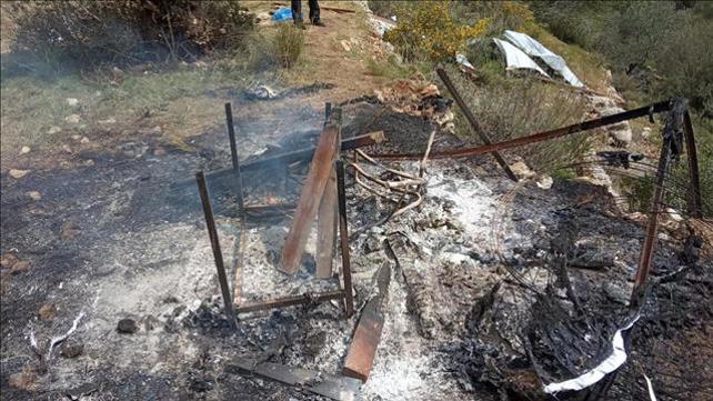 פלסטינים שורפים ספרי קודש במבנה לא חוקי במאחז "גבעת אגוז" שבבנימין. 