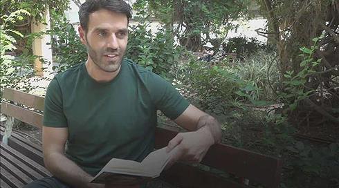 "הכל נכתב כדי לרפא משהו בעצמי": נעם חורב עובר לקדמת הבמה