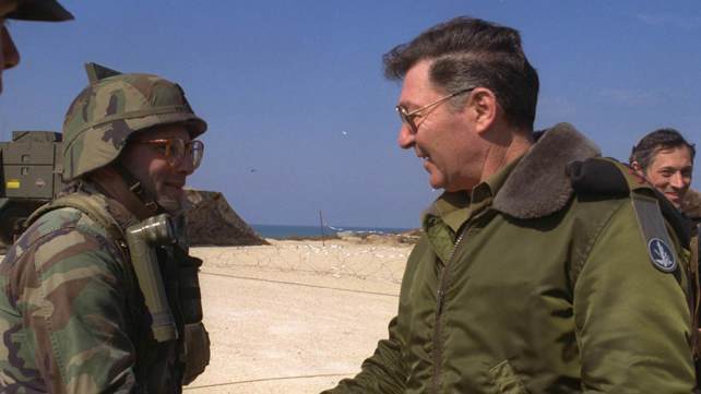 הרמטכ"ל דן שומרון עם מפקד סוללת פטריוט