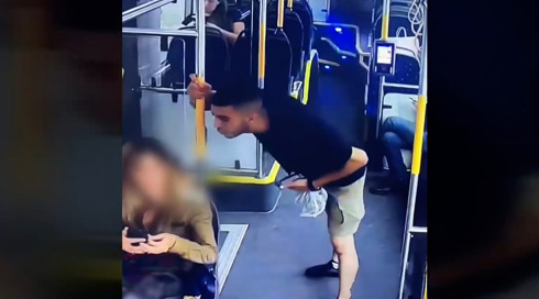 שוהה בלתי חוקי מחווארה: הצעיר שירק על קצינה באוטובוס ברמת גן נעצר