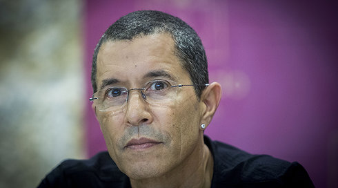 אלי טביב מאויים שוב: רימון רסס, ירי והרס רב - כך נראה ביתו שהושחת הלילה בכפר שמריהו