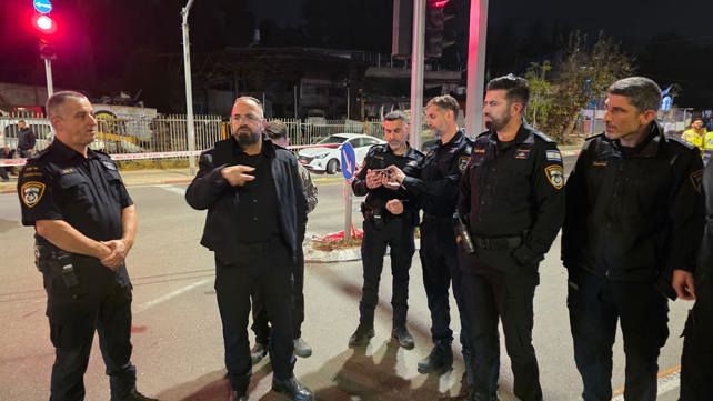 שוטרים בזירת הירי בחולון