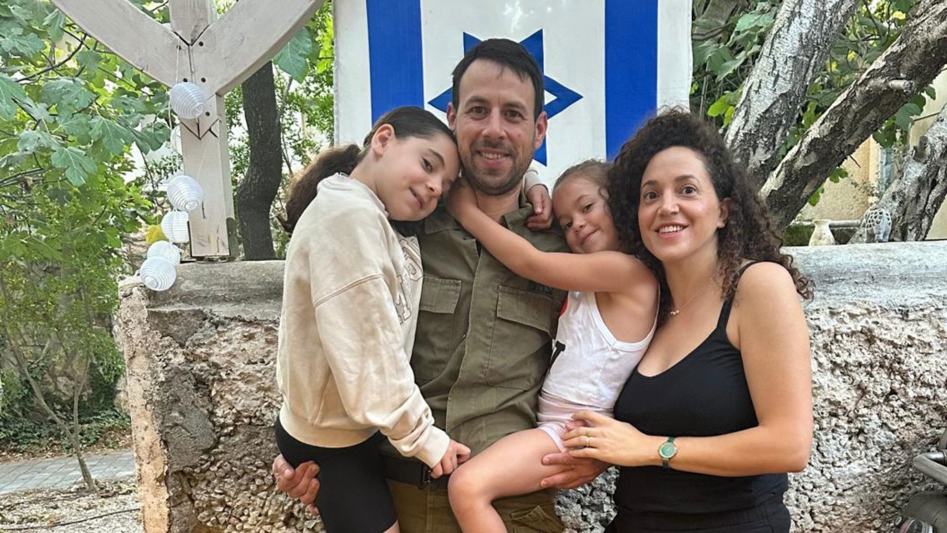 יעל, עודד והילדות