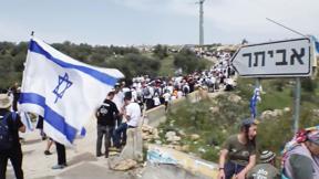 לאן בעצם הם הולכים: אלפי הצועדים באביתר מחוברים זה לזה ומנותקים מהיתר