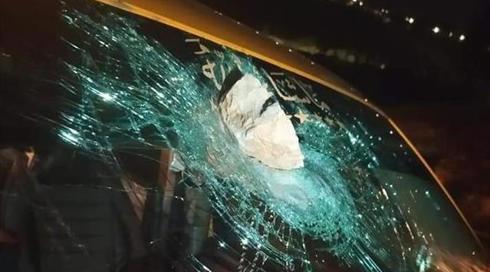 דיווחים פלסטיניים: אישה בחודש התשיעי להריונה נפצעה קשה ביידויי אבנים על רכביהם