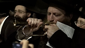 ליל הפגנות ענק: המונים הפגינו מול בית היועמ״שית - ואזהרת האדמו"ר מגור