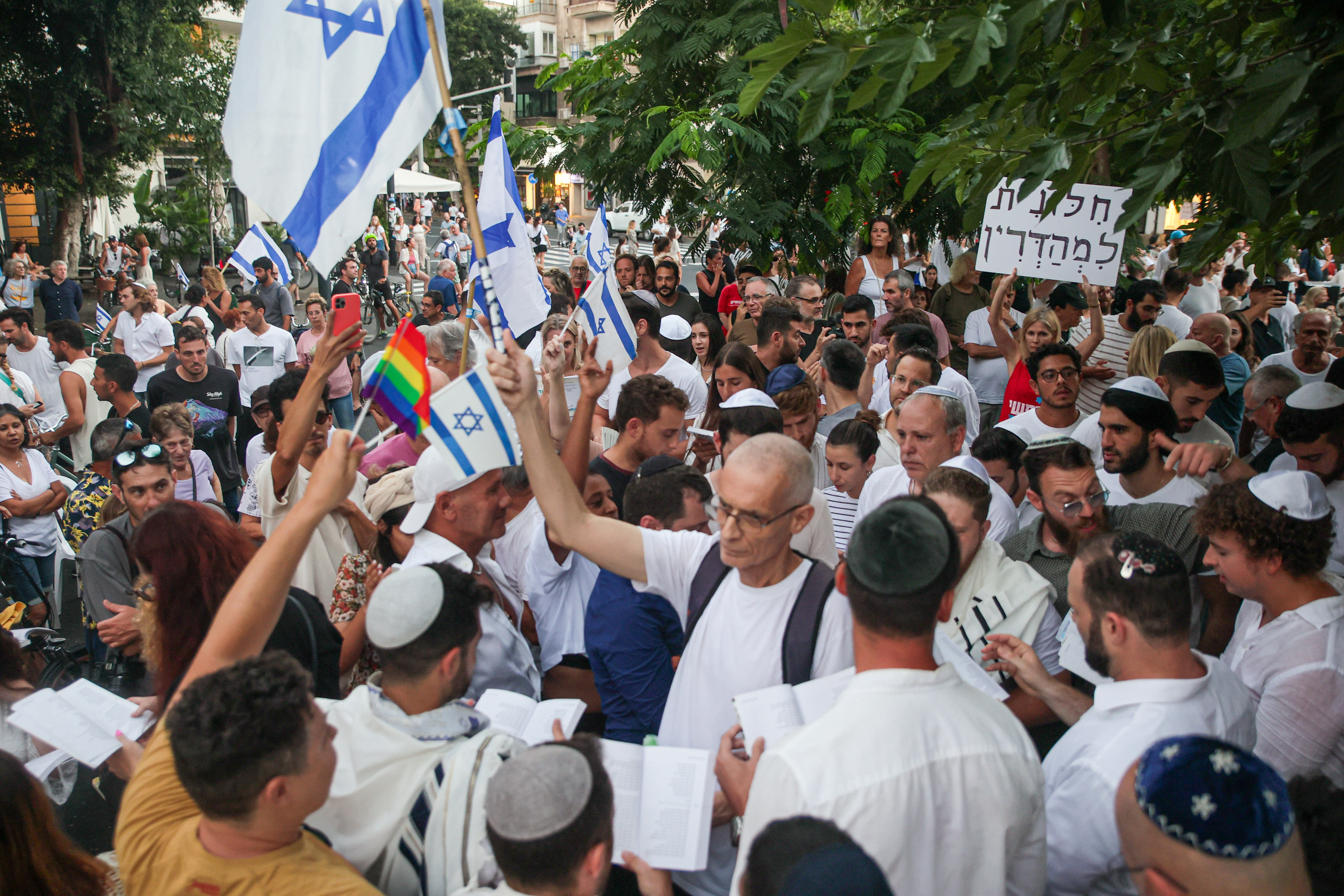 מפגינים בתפילה בדיזנגוף
