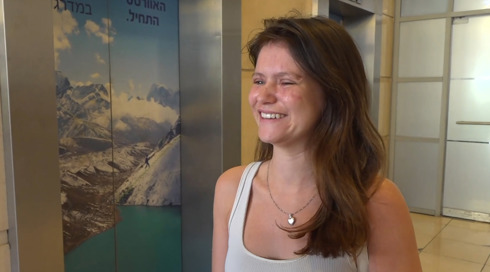 משקפיים ורודים: אחרי שנפצעה בעיניה מפגיעת טיל איראני - נועה חזרה לראות