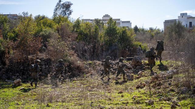 כוחות חטיבה 300 בכפר עייתא א-שעב שבדרום לבנון