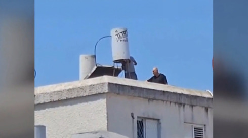 מכת מדינה? גבר רצח את אימו ברחובות - ושם קץ לחייו אחרי שהתבצר על הגג