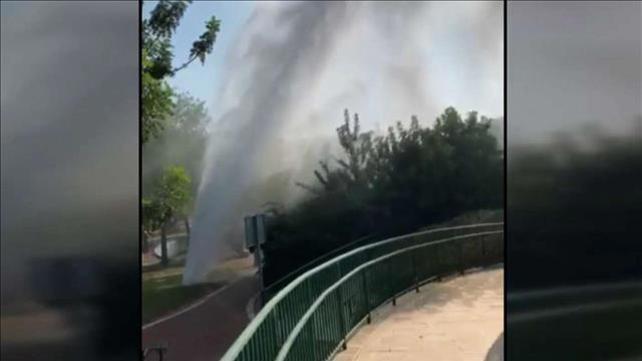 מראות יפים אך נזק גדול: צינור מים מרכזי התפוצץ בבאר שבע