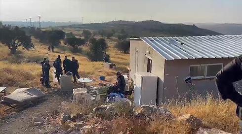 תושבים התבצרו במבנה והשליכו חפצים בזמן פינוי מאחז בבנימין
