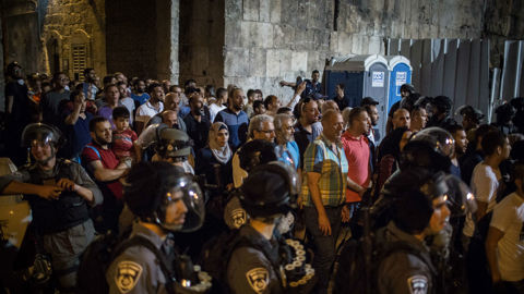 מתפללים בכניסה להר הבית (צילום: הדס פרוש, פלאש 90)