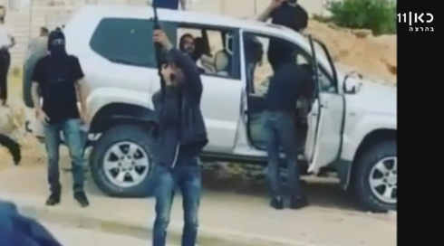 חמש דקות מבאר שבע: רעולי פנים תועדו יורים באוויר