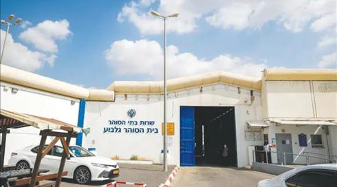 חברי קואליציה ואופוזיציה נגד השר בר לב: מונע הקמת ועדת חקירה פרלמנטרית לבדיקת הסרסור בסוהרות