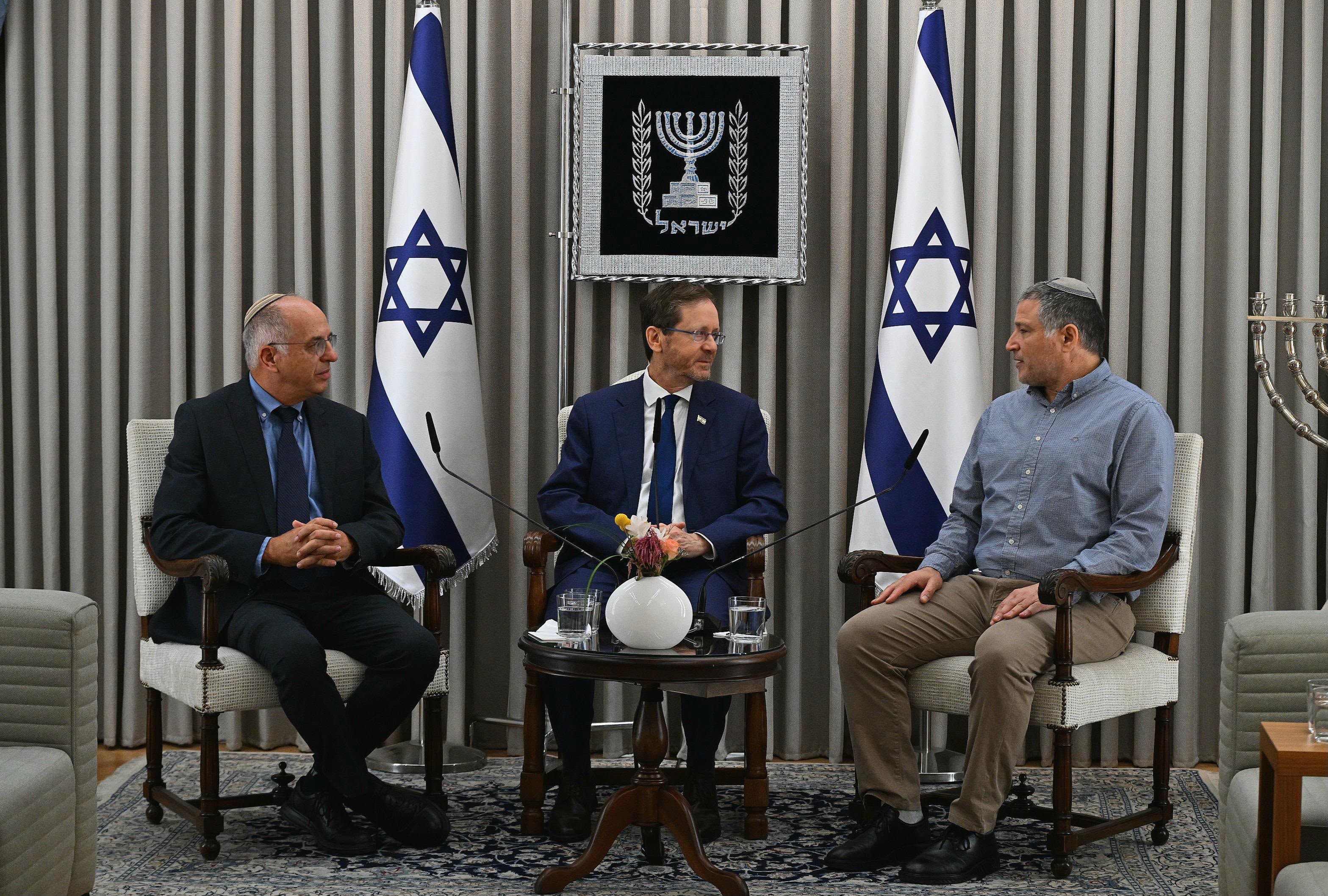 נשיא המדינה, יצחק הרצוג, עם יו”ר ועדת הבחירות המרכזית, השופט נעם סולברג, וראש שב"כ, דוד זיני, 9.7.26