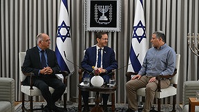 נשיא המדינה, יצחק הרצוג, עם יו”ר ועדת הבחירות המרכזית, השופט נעם סולברג, וראש שב"כ, דוד זיני, 9.7.26