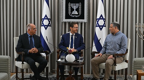 נשיא המדינה, יצחק הרצוג, עם יו”ר ועדת הבחירות המרכזית, השופט נעם סולברג, וראש שב"כ, דוד זיני, 9.7.26