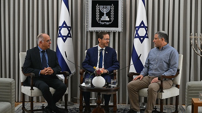 נשיא המדינה, יצחק הרצוג, עם יו”ר ועדת הבחירות המרכזית, השופט נעם סולברג, וראש שב"כ, דוד זיני, 9.7.26