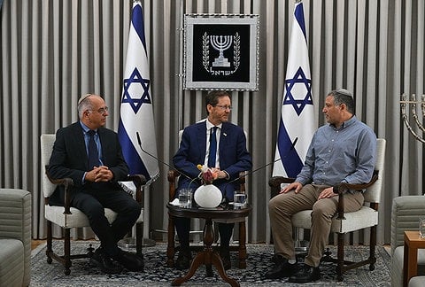 נשיא המדינה, יצחק הרצוג, עם יו”ר ועדת הבחירות המרכזית, השופט נעם סולברג, וראש שב