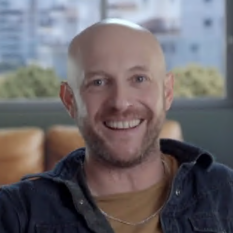 מחבר אבי נוסבאום