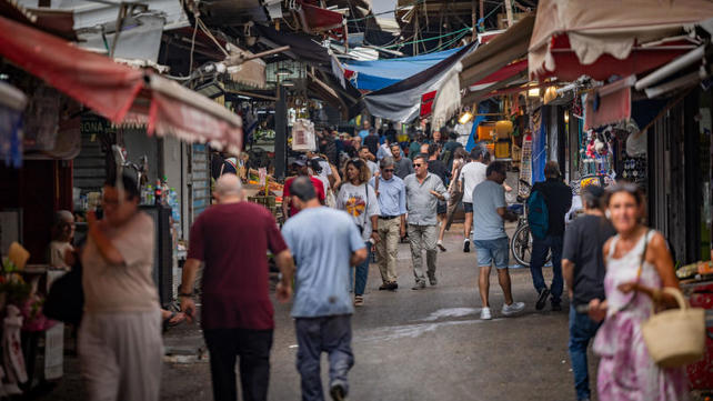 שוק הכרמל בתל אביב בזמן המלחמה עם איראן, יוני 2025