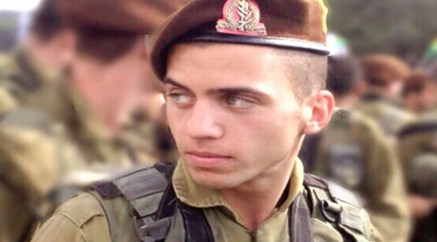 נשיקה מאמא אחרי עשור: אימו של אורון שאול נפרדת אחרי חילוץ גופתו מעזה