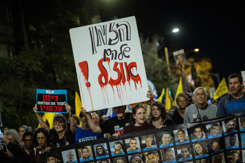 מפגינים למען השבת החטופים מחוץ לבית ראש הממשלה בירושלים, ספטמבר 2025