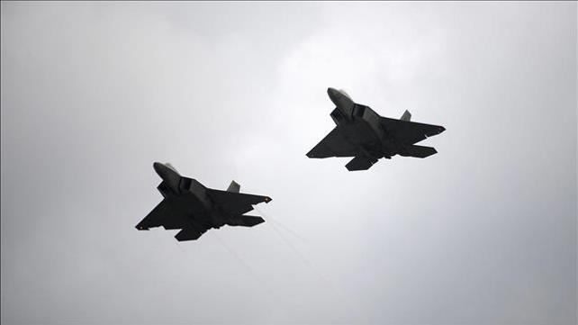 מטוסי קרב f22 של צבא ארה"ב טסים בשמי המדינה, 2018