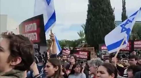 למי קראתם מנותקים? הדור הצעיר יוצא להפגין