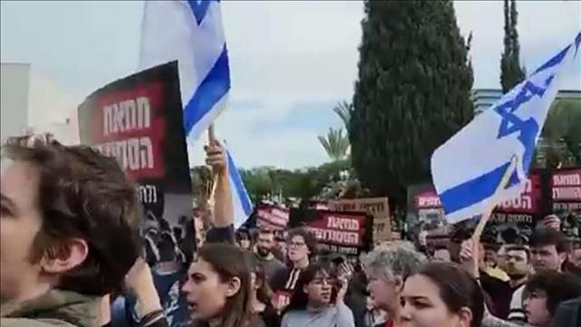 למי קראתם מנותקים? הדור הצעיר יוצא לרחובות