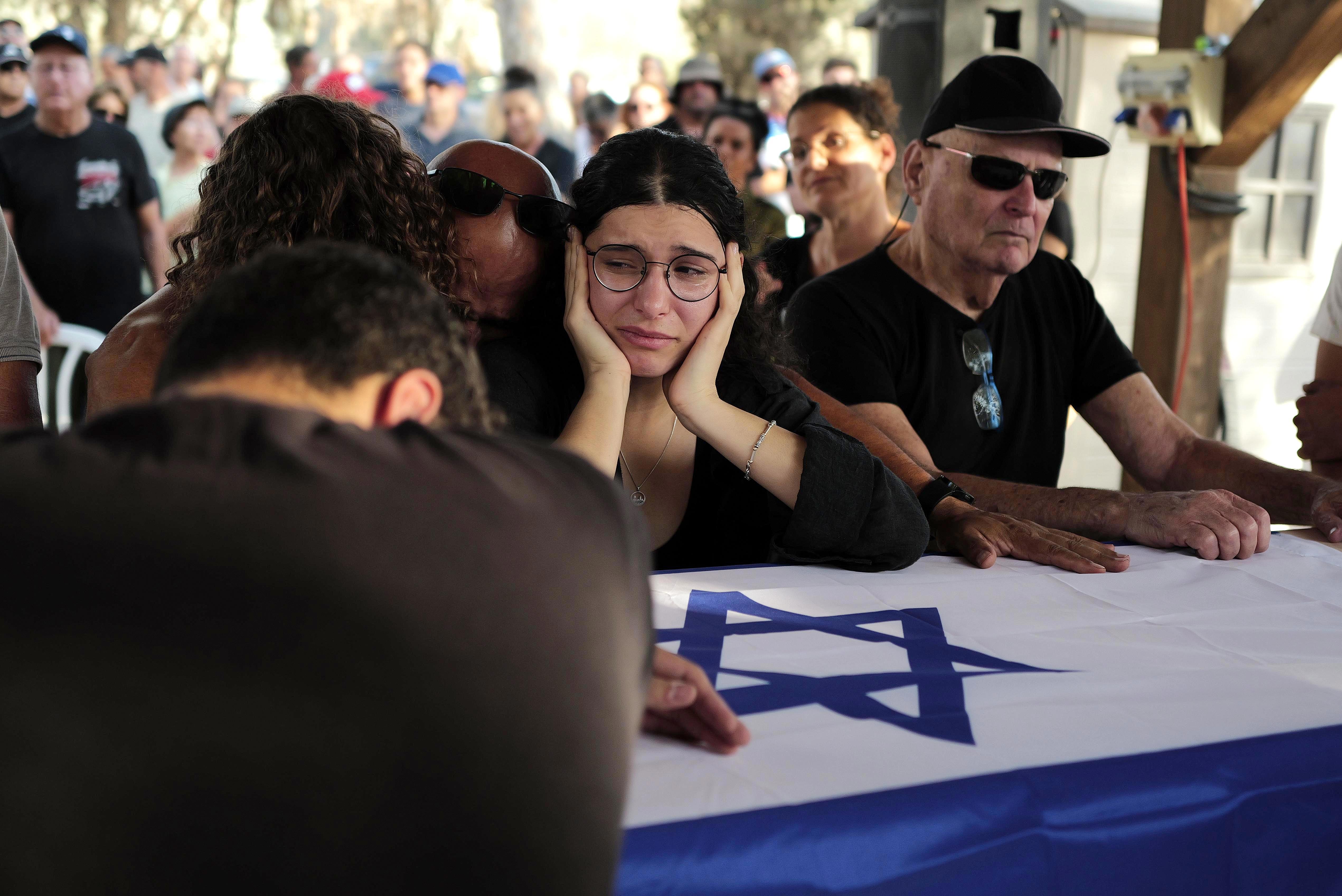 הלווייתו של יורם מצגר בקיבוץ ניר עוז