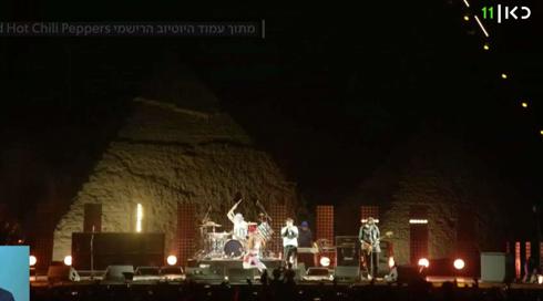 הופעה אגדית: רד הוט צ'ילי פפרז ניגנו בפירמידות במצרים (1)