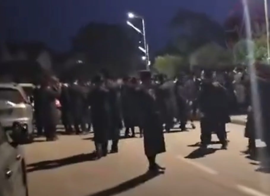 הפגנת חרדים מחוץ לבית השופט סולברג